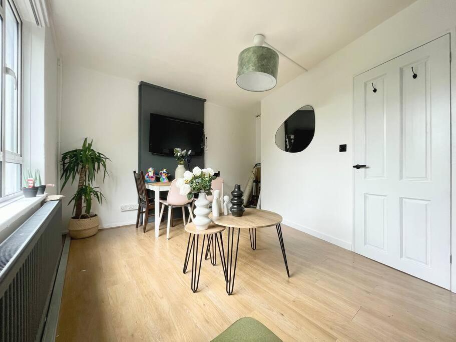 Stylish 2 Bedroom Flat In Angel Central Location ลอนดอน ภายนอก รูปภาพ